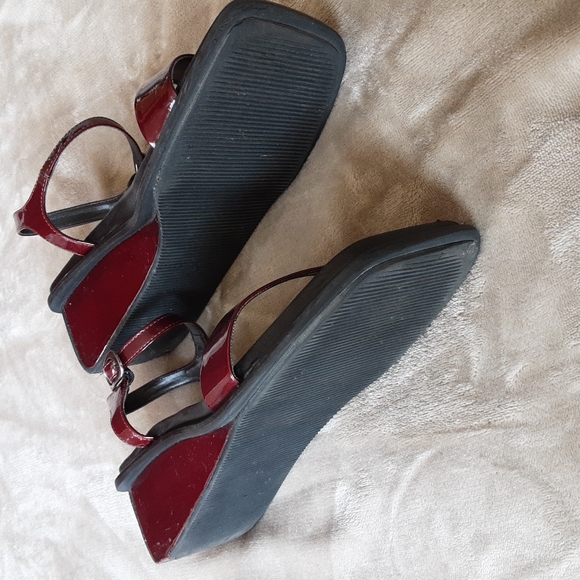Reaction by Kenneth Cole Vintage Square Toe Wedge Sandals 90s 9.5  Maroon Patent - Picture 6 of 8